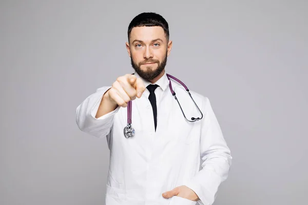 Orvos ember mosolyog rád sztetoszkóp pont ujjal. — Stock Fotó