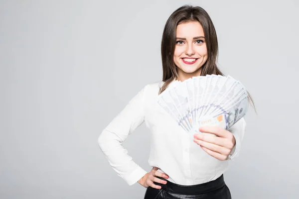 Młody biznes kobieta trzyma pieniądze na białym tle — Zdjęcie stockowe