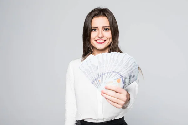 Młody biznes kobieta trzyma pieniądze na białym tle — Zdjęcie stockowe