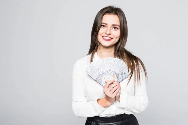 Beyaz arka plan üzerinde izole para tutan genç iş kadını — Stok fotoğraf