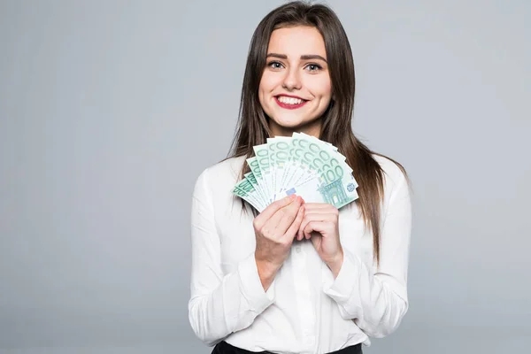 Mujer joven sosteniendo euro dinero aislado sobre fondo blanco —  Fotos de Stock
