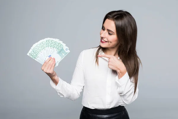 Joven exitosa apuntando al euro aislada sobre fondo blanco — Foto de Stock