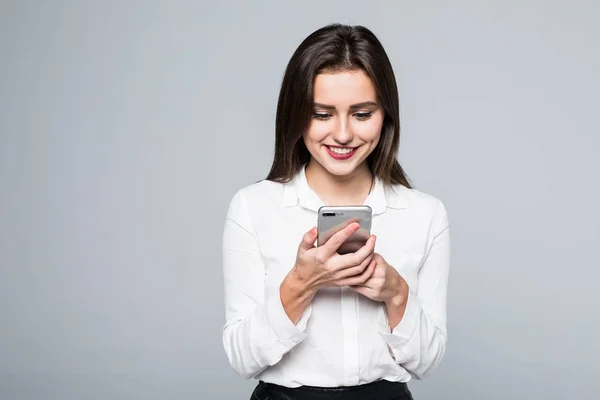 Mulher de negócios mensagens de texto em seu telefone celular sobre um fundo branco — Fotografia de Stock