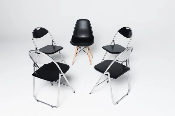 Пять черных стульев в круг изолированы на белом фоне — стоковое фото