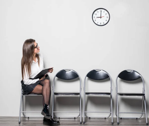 Sto ancora aspettando il colloquio di lavoro e la donna che controlla il tempo su sfondo bianco — Foto Stock