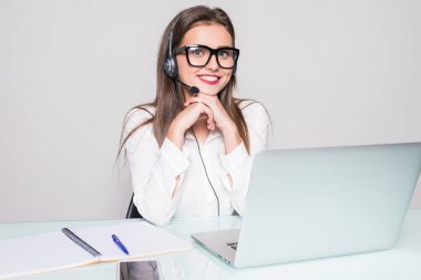 kadın yardım hattı operatörü kulaklık Office ile gülümseyen resim