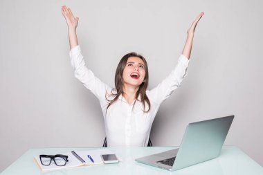 Tamamlanan çalışma. Genç uzman masasında oturan yükseltilmiş yumruk ile iş bitmiş