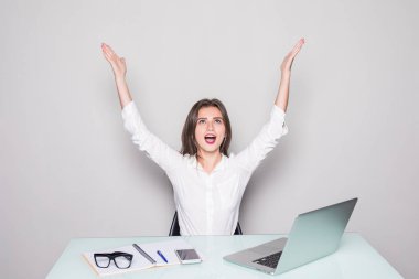 Tamamlanan çalışma. Genç uzman masasında oturan yükseltilmiş yumruk ile iş bitmiş