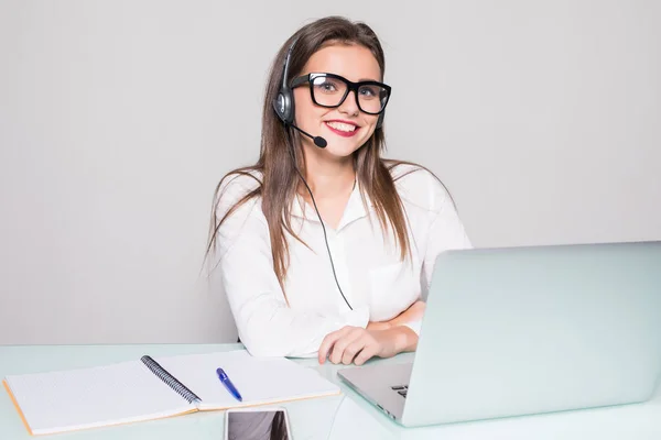 Imagen del operador de línea de ayuda femenina sonriente con auriculares en la oficina — Foto de Stock