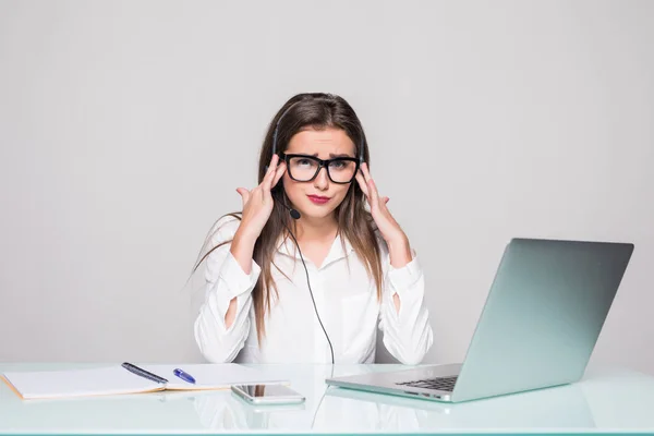 Trött call center aktör som har huvudvärk i kontor — Stockfoto