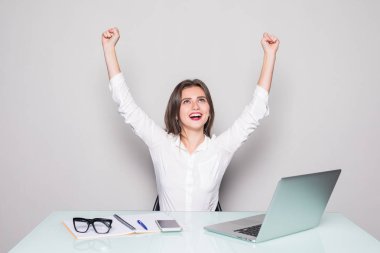 Tamamlanan çalışma. Genç uzman masasında oturan yükseltilmiş yumruk ile iş bitmiş