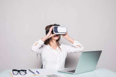 Vr gözlüklü kadın. Kendine güvenen genç kadın ofiste onun çalışma evinde otururken havada işaret sanal gerçeklik kulaklık