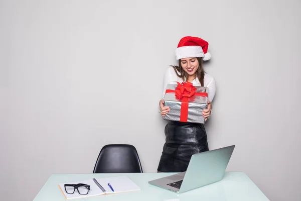 Giovane donna d'affari in piedi e in possesso di scatola regalo di lavoro sulla scrivania ufficio concetto di Natale ufficio e felice anno nuovo . — Foto Stock