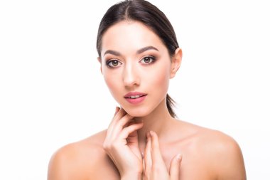 Doğal çıplak güzel zarif genç kadınla makyaj. Profesyonel makyaj, mükemmel cilt beyaz arka plan üzerinde