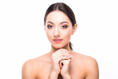 Güzel bir kadın modeli beyaz arka plan üzerinde izole taze günlük makyaj sağlıklı cilt konsepti ile Glamour portresi