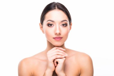 Güzel bir kadın modeli beyaz arka plan üzerinde izole taze günlük makyaj sağlıklı cilt konsepti ile Glamour portresi