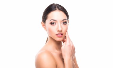 Güzel bir cilt kadın güzellik Cilt Bakımı portre. Spa salonu kız kadın mükemmel beyaz bir arka plan üzerinde izole modeli. Stüdyo tatlı yüz.