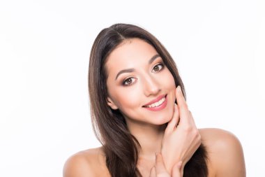 Doğal çıplak güzel zarif genç kadınla beyaz arka plan üzerinde olun. Profesyonel makyaj, mükemmel cilt.