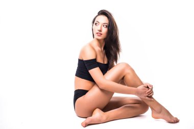 Zinde ve sportif kız yerde siyah iç çamaşırı. Güzel ve sağlıklı kadın üzerinde poz beyaz arka plan izole. Spor, fitness, diyet, kilo kaybı ve sağlık kavramı.