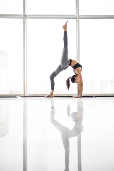 Belle pratique de yoga femme dans un fond de salle de formation. Concept de yoga . — Photo