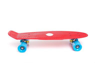 Beyaz zemin üzerine kırmızı plastik kaykay