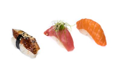 Beyaz bir arka planda nigiri suşi