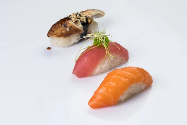 Nigiri sushi op een witte achtergrond — Stockfoto