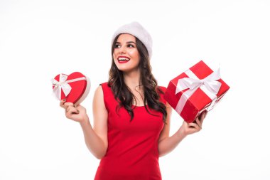 Noel hediyeleri ile gülümseyen kız Santa'nın Yardımcısı eller. Kız elbise ve beyaz arka plan üzerinde Noel Baba'nın şapka