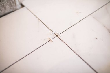 Çubukları arasında seramik yer karoları - yakın çekim