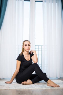 Kadın evde Yoga egzersiz yapmak. Sabah egzersiz yatak odasında. Spor ve sağlıklı yaşam tarzı.
