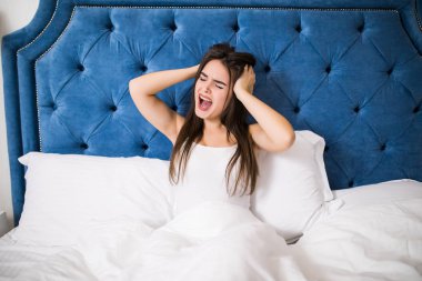 Elleriyle işaret ve sabahları yatakta döşeme sırasında çığlık hayal kırıklığına uğramış genç kız