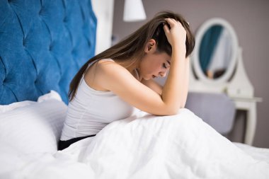 Depresyon gece evde yatağında olan kadın. Geceleri yatakta üzgün kadın