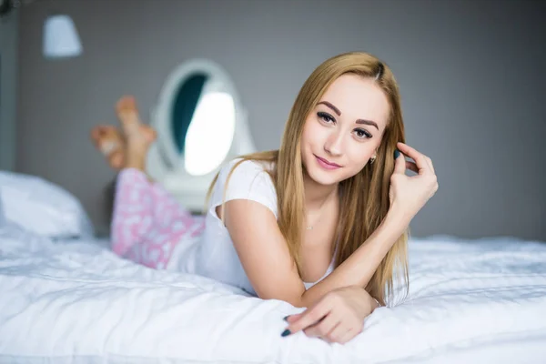 Młoda ładna kobieta, leżąc w łóżku w domu — Zdjęcie stockowe