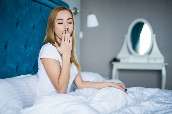 Woman yawing in bed after wake up at home — Stock Photo, Image