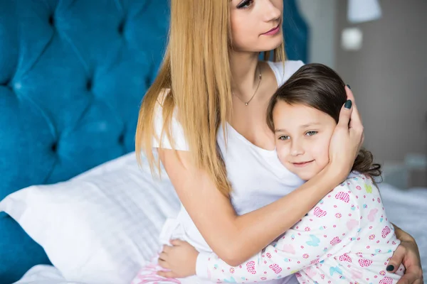 幸福的爱的家庭。母亲和她的女儿孩子女孩在床上玩耍和拥抱在家 — 图库照片