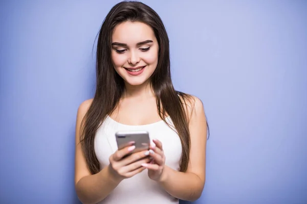 Retrato close-up sorrindo ou rindo jovem freelancer olhando para o telefone vendo boas notícias ou fotos com boa emoção em seu rosto isolado parede fundo . — Fotografia de Stock