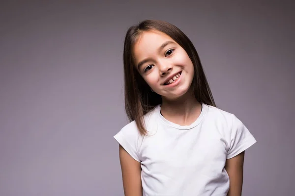 Szépség portréja boldog kislány a szürke háttér — Stock Fotó