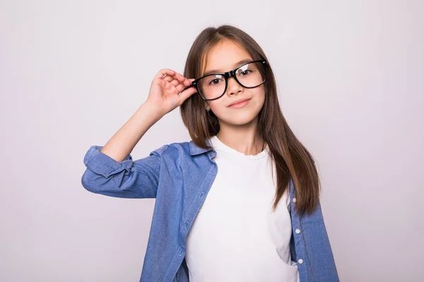 Divertida niña sonrisa con gafas sobre fondo blanco —  Fotos de Stock