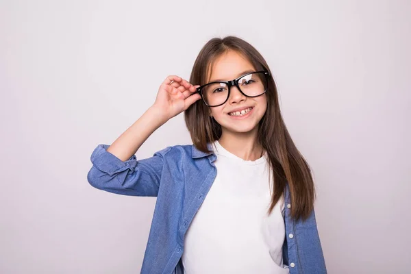 Divertida niña sonrisa con gafas sobre fondo blanco — Foto de Stock