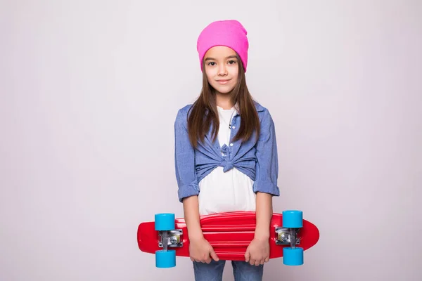 Moderní pre mládež životní styl koncept. Okouzlující aktivní školy dívka v módní módní oblečení, hravý a veselý skate v rukou. — Stock fotografie