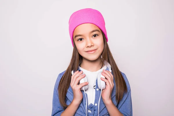 Chica sonriente con auriculares escuchando música aislada en blanco — Foto de Stock