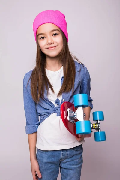 Little Girl Holding Skateboard aislado sobre fondo blanco — Foto de Stock