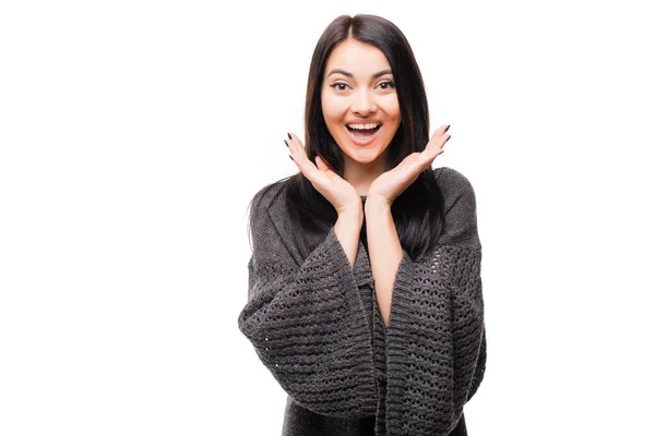 Sorprendida joven feliz mirando hacia los lados en la emoción sobre el fondo blanco — Foto de Stock