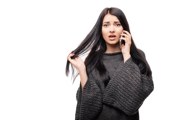 Retrato de una joven triste hablando por teléfono sobre blanco — Foto de Stock