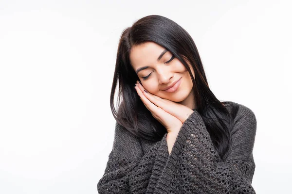 Giovane donna sorridere e fare segno di sonno su sfondo bianco — Foto Stock