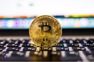 Laptop klavye üzerinde altın bitcoin para cryptocurrency. Cryptocurrency kavramı