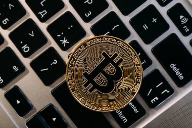 Laptop klavye üzerinde altın bitcoin para para cryptocurrency. Cryptocurrency kavramı