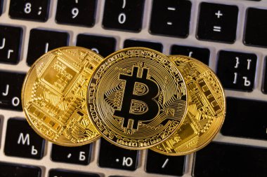 Üstten Görünüm yığınını bilgisayar klavye üzerinde üç altın Bitcoins Cryptocurrency. Cryptocurrency kavramı