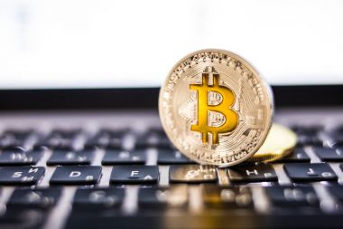 Cryptocurrency fiziksel gümüş bitcoin madeni para ile sarı b oturum üstünde belgili tanımlık klavye. Cryptocurrency kavramı.