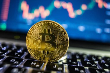 Laptop klavye sikke ve çizelgeler ve grafikler ile blockchain konseptiyle altın Bitcoin para birimi. Kripto yatırım güvenlik ve strateji.